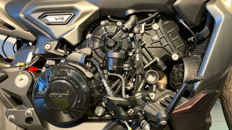 Ducati X Diavel V4 Burning Red (25MY)